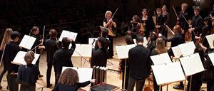 Das Kammerorchester der Eisler-Hochschule unter der Leitung von Antje Weithaas.