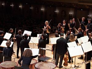 Das Kammerorchester der Eisler-Hochschule unter der Leitung von Antje Weithaas.