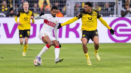 Stuttgarts Lorenz Assignon (li.) und Felix Nmecha im Zweikampf.