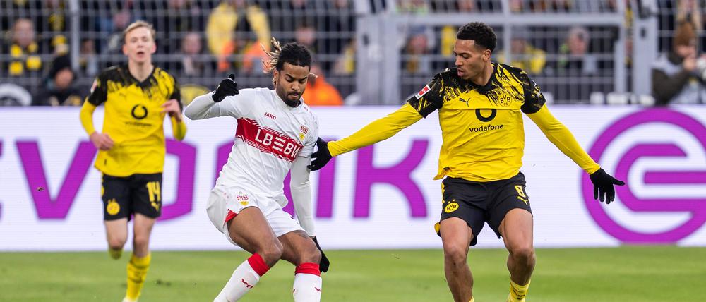 Stuttgarts Lorenz Assignon (li.) und Felix Nmecha im Zweikampf. 