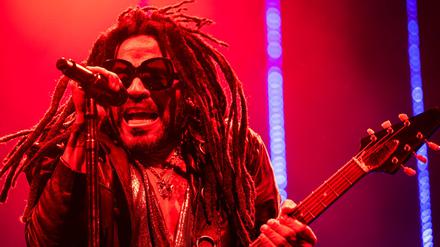 Zwischendurch trug er die Haare auch kurz, doch momentan gehören Dreadlocks fest zum Look von US-Rocker Lenny Kravitz dazu. (Archivbild)