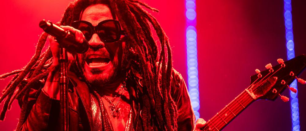 Zwischendurch trug er die Haare auch kurz, doch momentan gehören Dreadlocks fest zum Look von US-Rocker Lenny Kravitz dazu. (Archivbild)