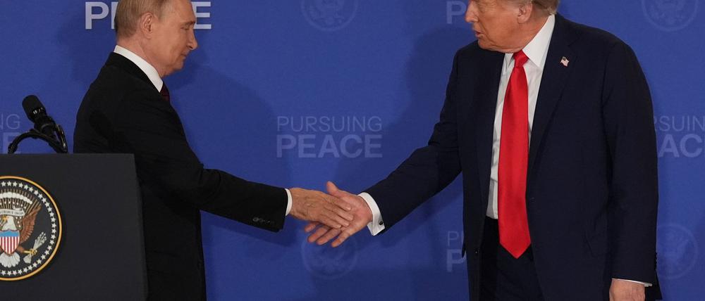 Putin (l) und Trump sehen den US-Plan an Grundlage für ein Ende des Ukraine-Kriegs. (Archivbild)