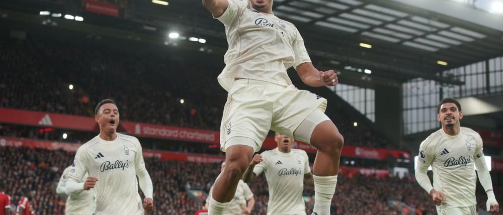 Murillo (M) brachte Nottingham Forest in Anfield in Führung.