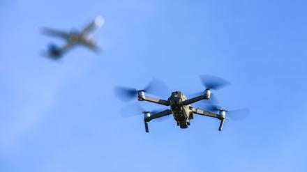 Über dem niederländischen Luftwaffenstützpunkt Volkel ist das Militär mit Waffen gegen Drohnen vorgegangen (Symbolbild).