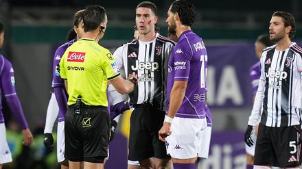 Juventus-Spieler Dusan Vlahovic (M) wurde im Spiel gegen seinen Ex-Club AC Florenz von Fans rassistisch beleidigt.