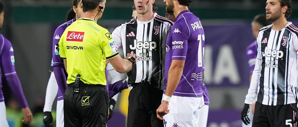 Juventus-Spieler Dusan Vlahovic (M) wurde im Spiel gegen seinen Ex-Club AC Florenz von Fans rassistisch beleidigt.