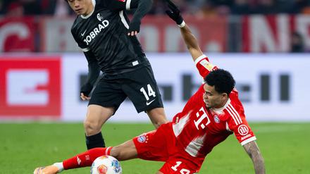 Luis Díaz (r) wurde in der Champions League für drei Spiele gesperrt.