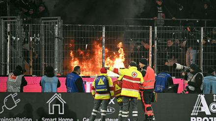 Im Frankfurter Fanblock brennt ein Feuer.