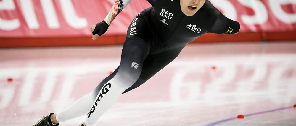 Der 18-jährige Finn Sonnekalb sorgt im Eisschnelllauf-Weltcup weiter für Furore. 