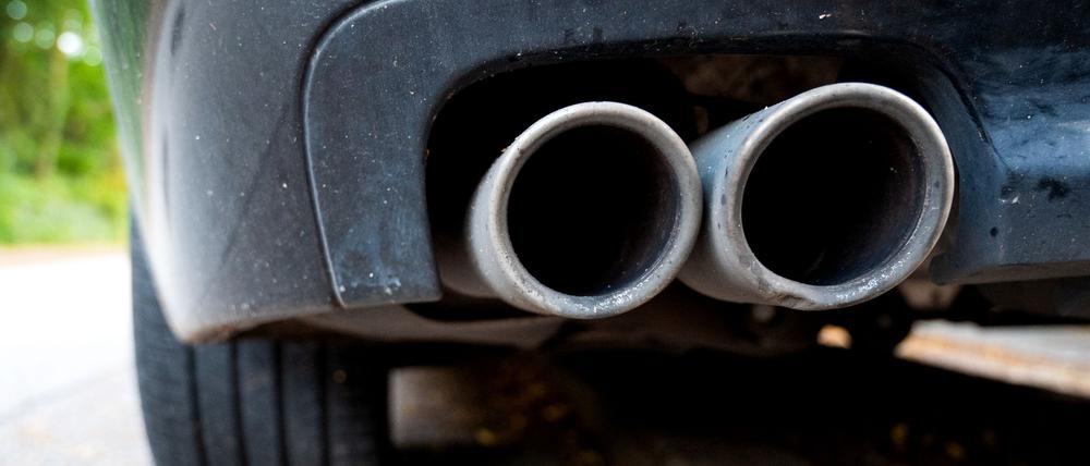 Nach einer Serienattacke auf Auspuffrohre von Fahrzeugen hat die Staatsanwaltschaft neue Erkenntnisse. (Symbolfoto)