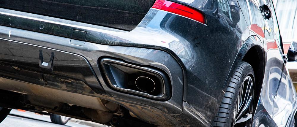 Nach einer Serienattacke auf Auspuffrohre von Fahrzeugen hat die Staatsanwaltschaft neue Erkenntnisse. (Symbolfoto)