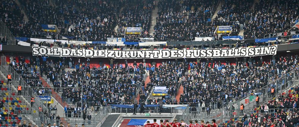  Fußball-Fans in ganz Deutschland haben sich in den Stadien gegen geplante Maßnahmen der Politik gewehrt.