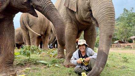 Saengduean „Lek“ Chailert verbringt täglich viel Zeit mit ihren Elefanten.