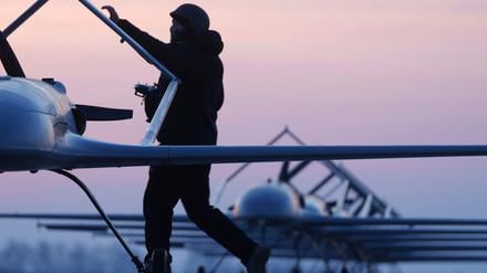 Ein ukrainischer Soldat des Verteidigungsnachrichtendienstes bereitet den Start der Langstreckendrohne An-196 Ljutyj an einem ungenannten Ort in der Ukraine vor.