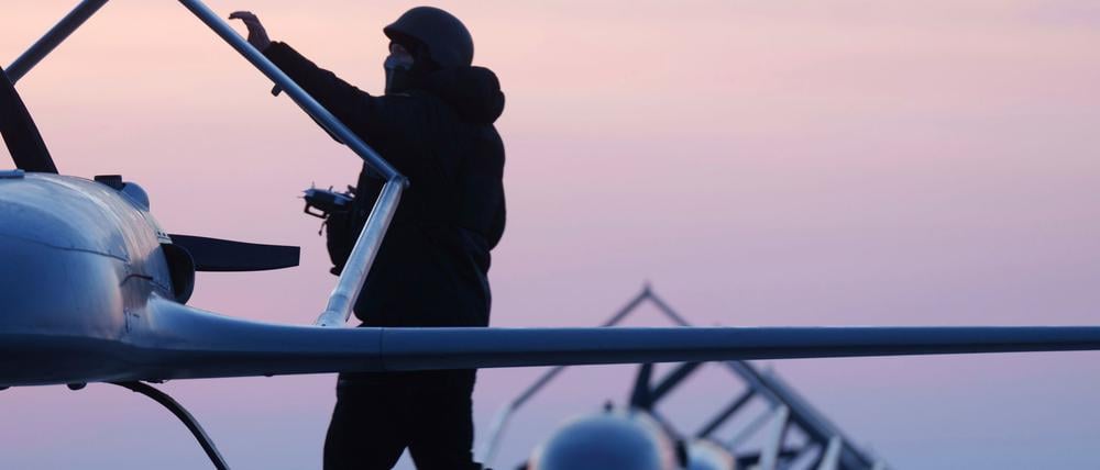 Ein ukrainischer Soldat des Verteidigungsnachrichtendienstes bereitet den Start der Langstreckendrohne An-196 Ljutyj an einem ungenannten Ort in der Ukraine vor.