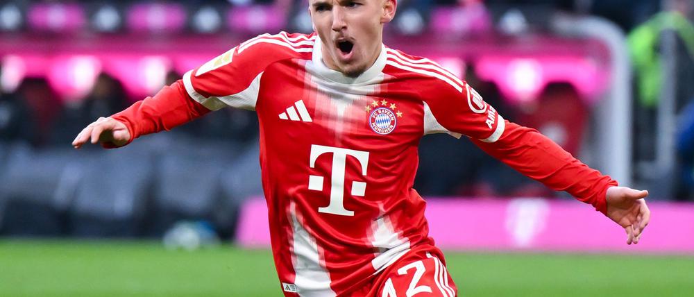 Lennart Karl jubelt nach seinem Tor gegen Freiburg.