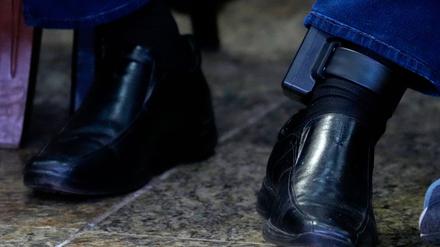 Brasiliens ehemaliger Präsident Jair Bolsonaro mit einer elektronischen Fußfessel.