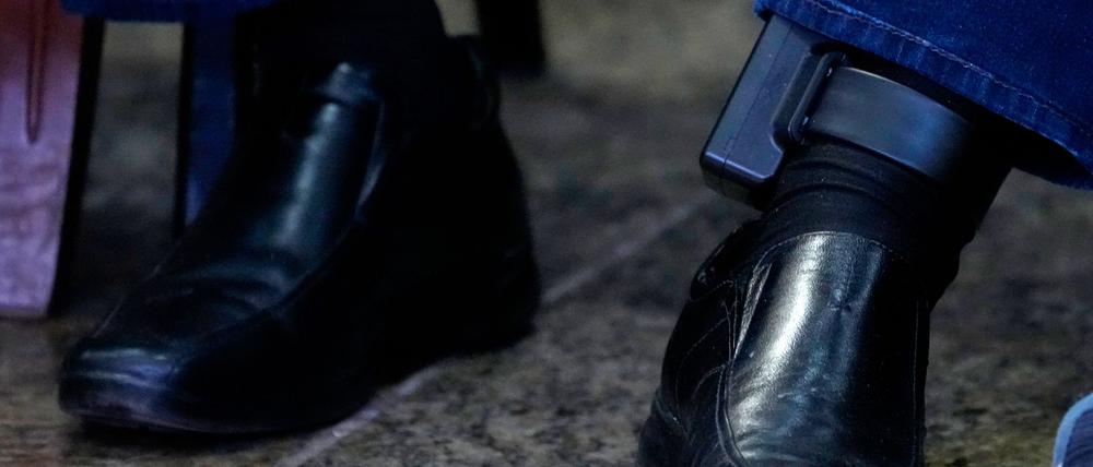 Brasiliens ehemaliger Präsident Jair Bolsonaro mit einer elektronischen Fußfessel.