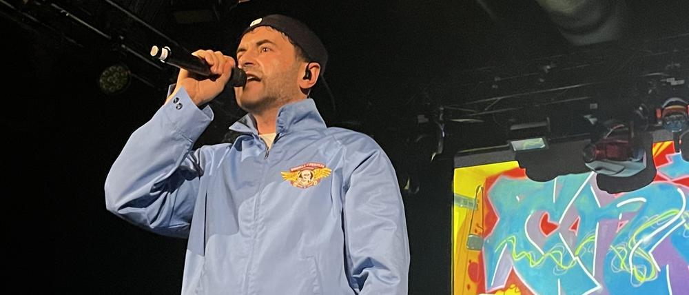 Der Berliner Rapper Chefket beim Konzert im Festsaal Kreuzberg.