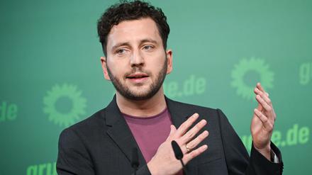 Felix Banaszak, Co-Bundesvorsitzender Bündnis 90/die Grünen, spricht bei einer Pressekonferenz.