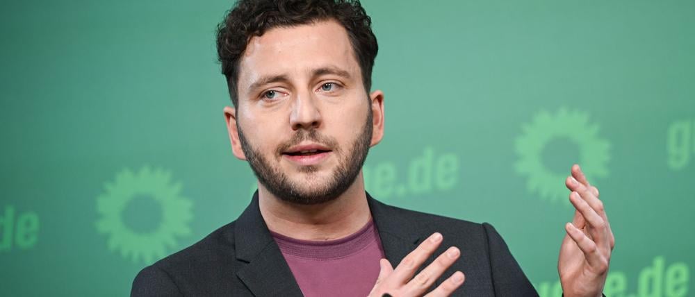 Felix Banaszak, Co-Bundesvorsitzender Bündnis 90/die Grünen, spricht bei einer Pressekonferenz.