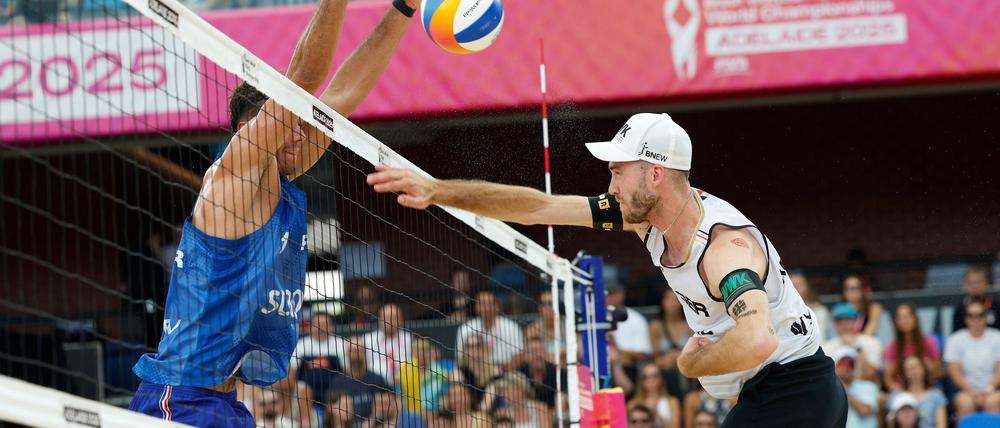 Téo Rotar aus Frankreich blockt den Schlag von Clemens Wickler (r) im Spiel um Platz drei.