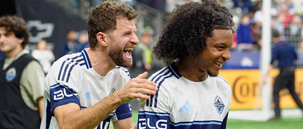 Thomas Müller bejubelt mit Teamkollege Jayden Nelson den Halbfinaleinzug der Whitecaps