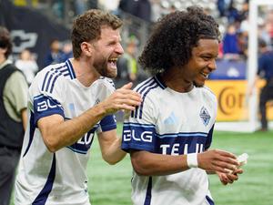 Thomas Müller bejubelt mit Teamkollege Jayden Nelson den Halbfinaleinzug der Whitecaps