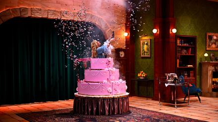 Bill Kaulitz kletterte aus einer Torte.