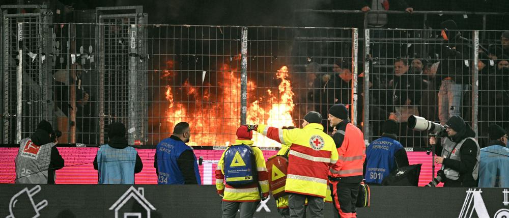 Im Frankfurter Fanblock brennt ein Feuer.