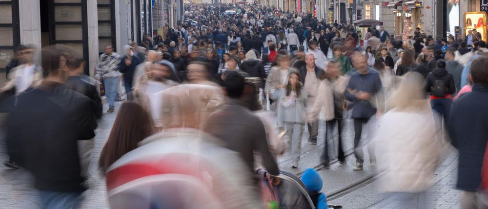 Einheimische und Touristen spazieren die Istiklal-Straße entlang, eine belebte Fußgängerzone in Istanbul.