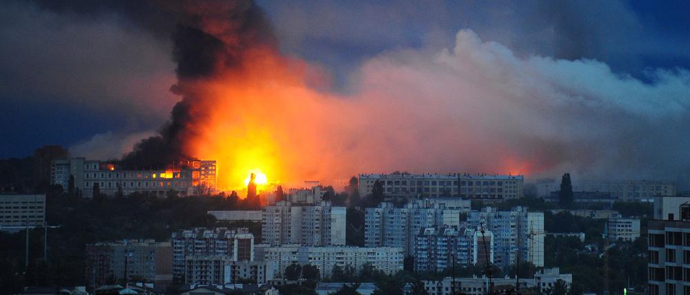 Eine russische Rakete trifft ein Wohngebiet in Charkiw. 