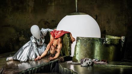 Schluss-Szene mit Nicole Chevalier als „Salome“