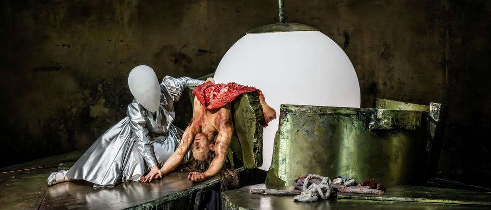 Schluss-Szene mit Nicole Chevalier als „Salome“