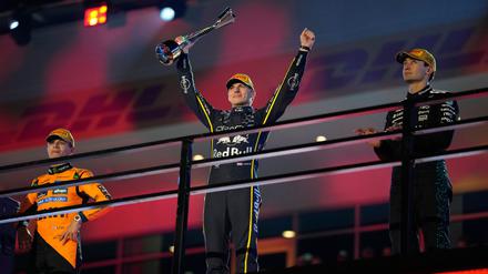 Als Verstappen (Mitte) bei der Siegerehrung jubelte, wusste er noch nicht, wie wertvoll sein Sieg noch werden würde.