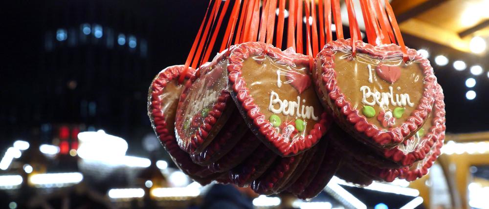„I love Berlin“ steht auf Lebkuchenherzen auf dem Wintermarkt am Potsdamer Platz.