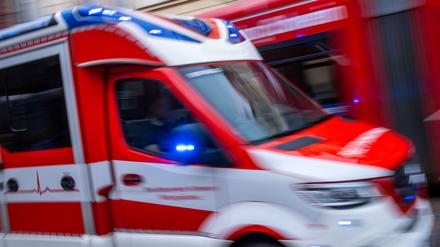 Der Mann wurde am Kopf und Arm verletzt und in ein Krankenhaus gebracht. (Symbolbild)