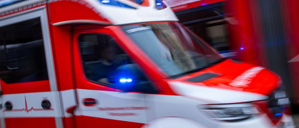 Der Mann wurde am Kopf und Arm verletzt und in ein Krankenhaus gebracht. (Symbolbild)