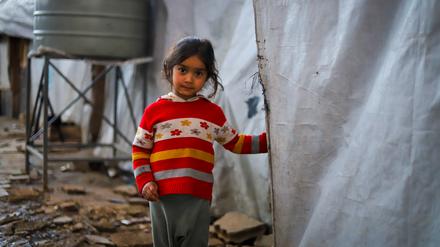 Ein Kind in den Bergen Libanons, wo der Winter in Akkar und im Beqaa-Tal besonders hart ist. // Weiterer Text über ots und www.presseportal.de/nr/50131 / Die Verwendung dieses Bildes für redaktionelle Zwecke ist unter Beachtung aller mitgeteilten Nutzungsbedingungen zulässig und dann auch honorarfrei. Veröffentlichung ausschließlich mit Bildrechte-Hinweis.