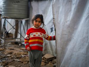 Ein Kind in den Bergen Libanons, wo der Winter in Akkar und im Beqaa-Tal besonders hart ist. // Weiterer Text über ots und www.presseportal.de/nr/50131 / Die Verwendung dieses Bildes für redaktionelle Zwecke ist unter Beachtung aller mitgeteilten Nutzungsbedingungen zulässig und dann auch honorarfrei. Veröffentlichung ausschließlich mit Bildrechte-Hinweis.