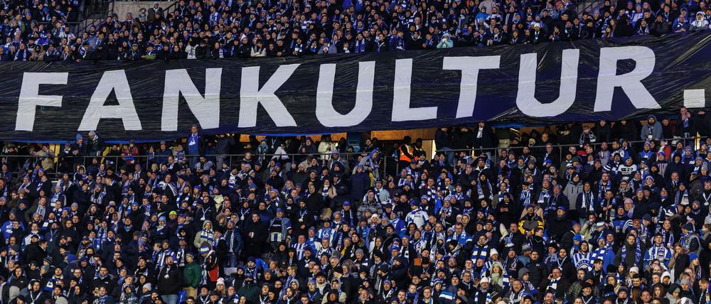 Fußball-Anhänger wie hier in Berlin fürchten um den Erhalt ihrer Fankultur.