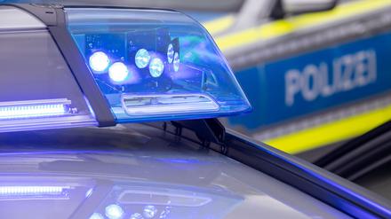 Zwei Polizeiwagen mit Blaulicht (Symbolfoto).