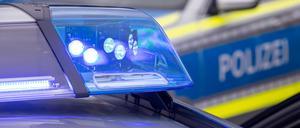 Zwei Polizeiwagen mit Blaulicht (Symbolfoto).