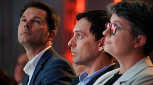 Die SPD-Landesvorsitzenden Martin Hikel und Nicola Böcker-Giannini treten zurück. Spitzenkandidat Steffen Krach (l.) soll nun auch die Partei führen.