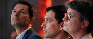 Die SPD-Landesvorsitzenden Martin Hikel und Nicola Böcker-Giannini treten zurück. Spitzenkandidat Steffen Krach (l.) soll nun auch die Partei führen.