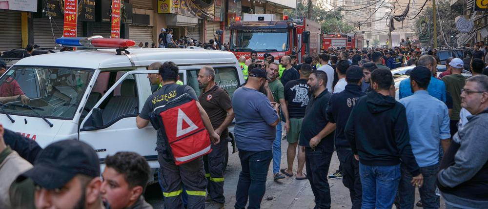 Mitarbeiter des Zivilschutzes am Ort eines israelischen Angriffs im südlichen Vorort von Beirut.