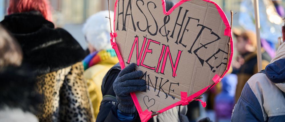 Hintergrund der beiden Demonstrationen sind Bilderbuchlesungen von zwei Dragqueens im Humboldt Forum.