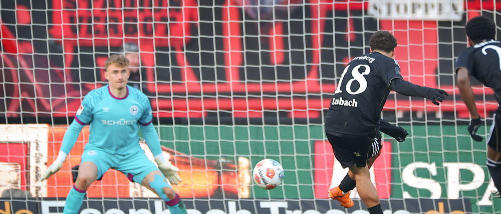 Der Nürnberger Wegbereiter: Rafael Lubach erzielt per Foulelfmeter das 1:0.