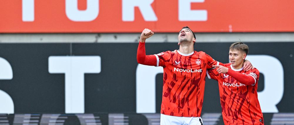 Naatan Skyttä (r.) darf sich über drei Tore in der ersten Halbzeit freuen